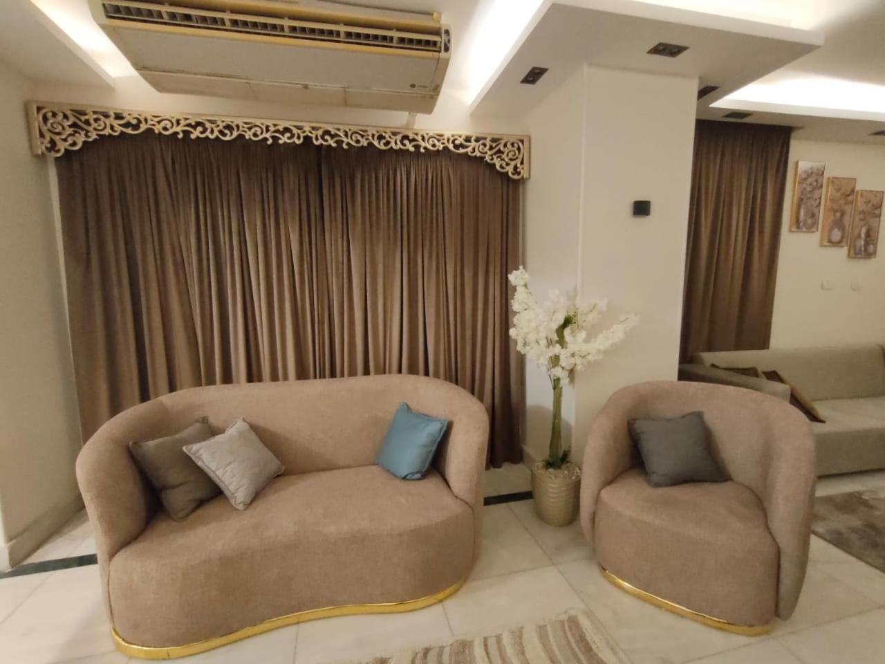 Luxurious Downtown House Near Airport And Malls Apartment